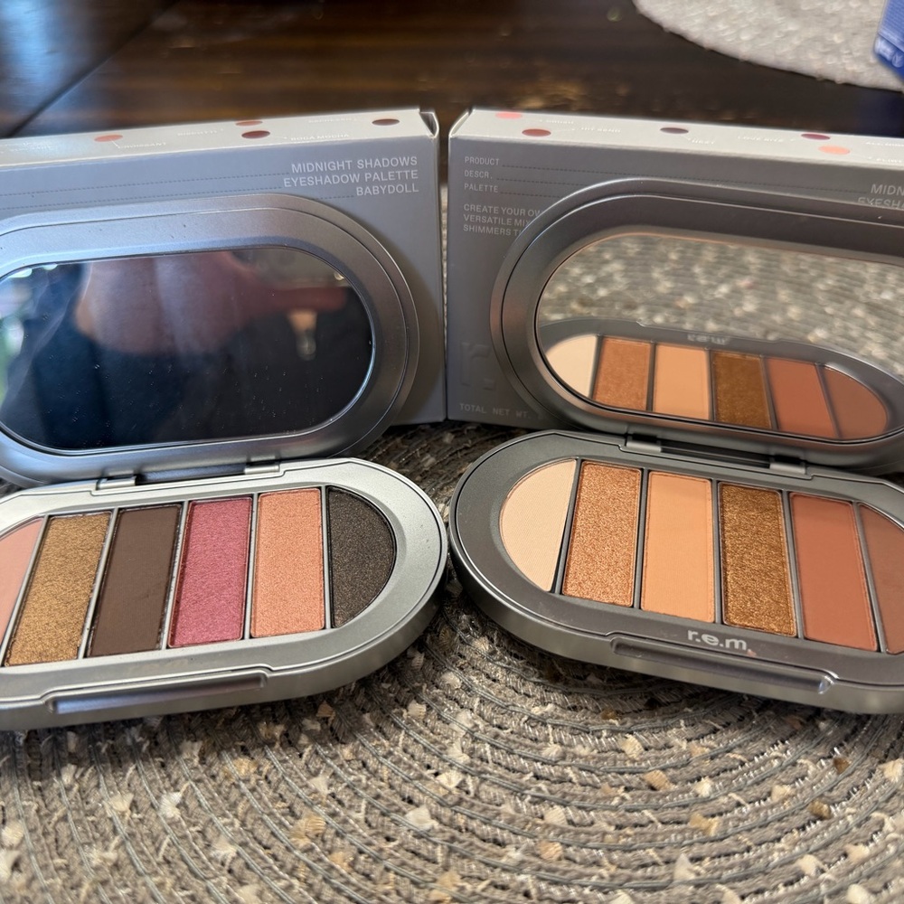 Eyeshadow Palette and Lip Gloss Set - Bronze and Brown including a Highlighter - Picture 3 of 8